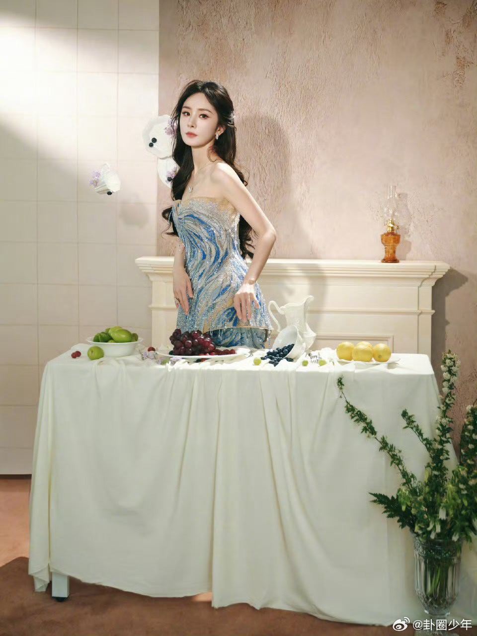 杨幂抹胸露肩裙杨幂蝴蝶吊坠直角肩·精致锁骨，杨幂这身抹胸露肩裙太鲨了，美到移不开