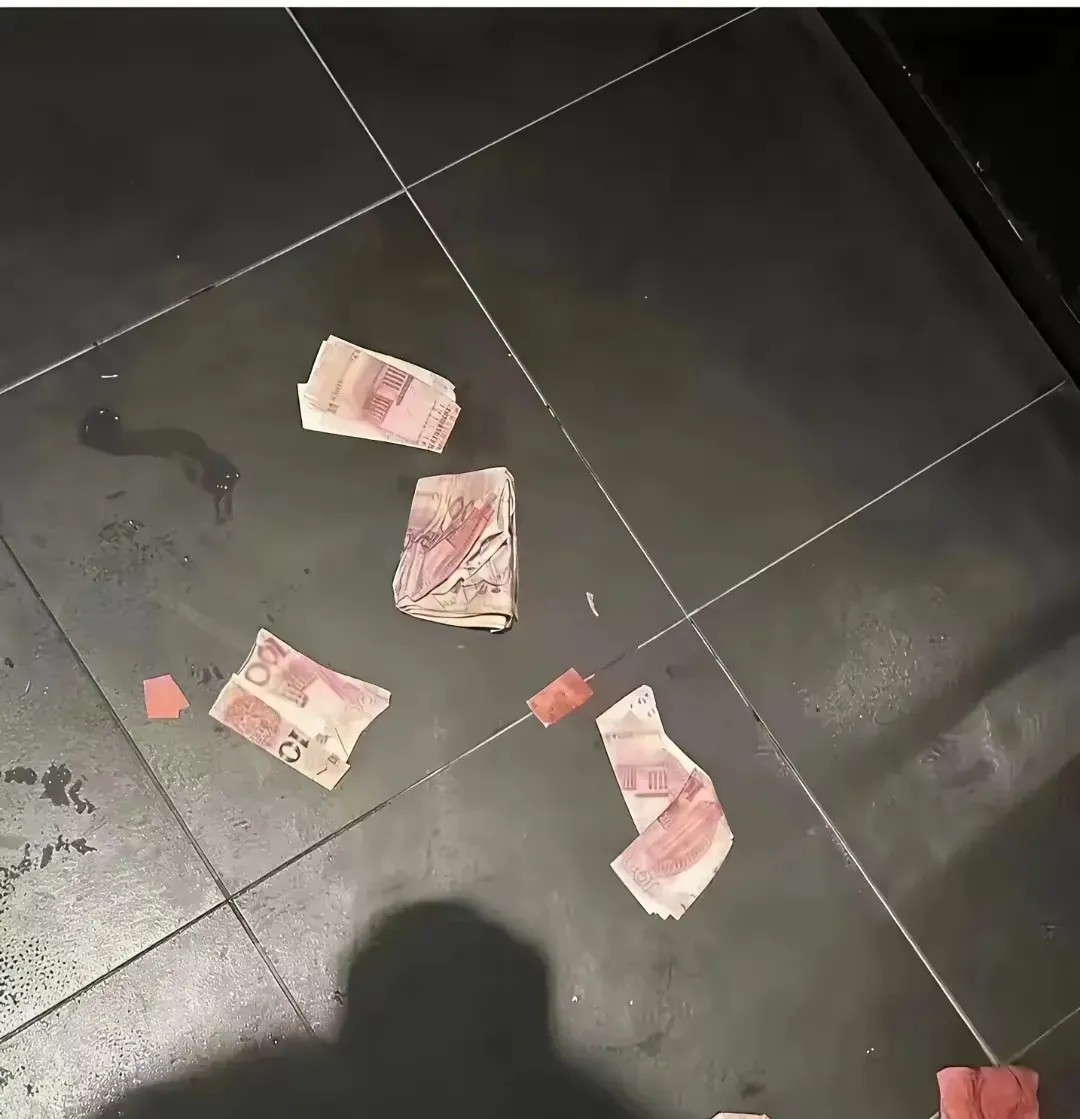 我去，ktv厕所里看到的，怎么折成这样