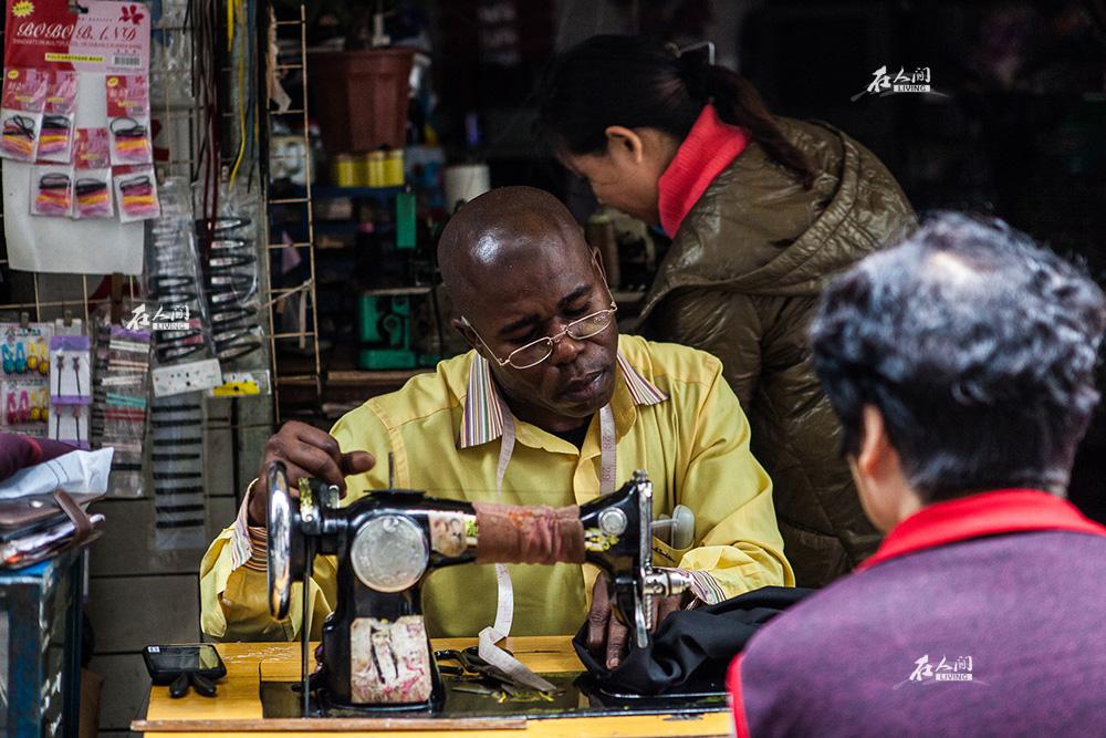 网上一说起广州非洲裔，满屏都是偏见和谣言。要么说非法滞留遍地都是，没人管；要么