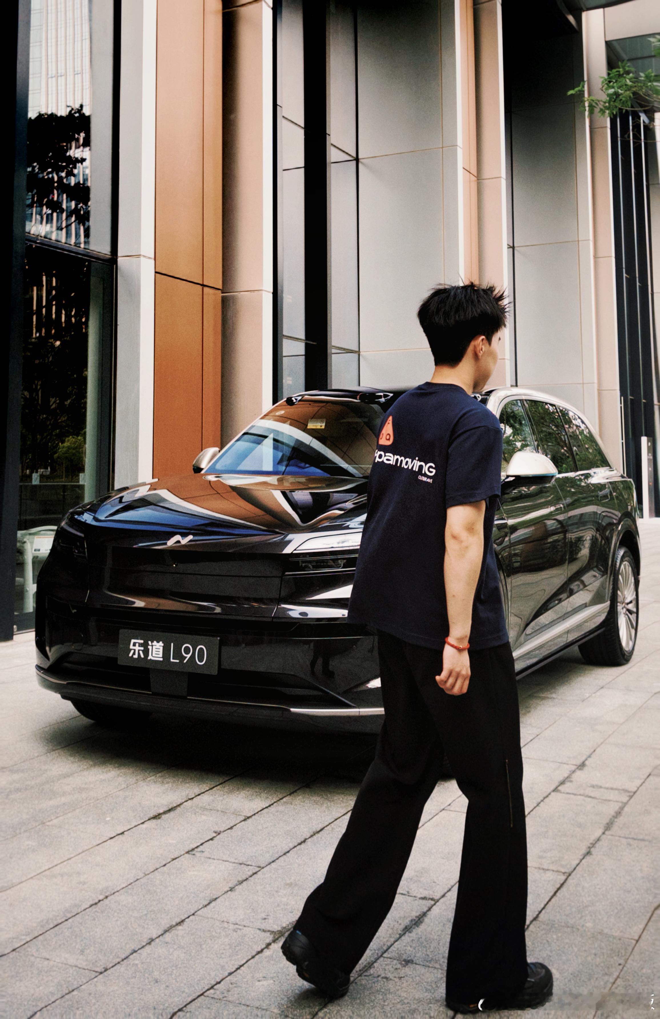 终于来厦门了跟2026款L90两款全新【双拼色】来了张合影所以，车好看还是人好