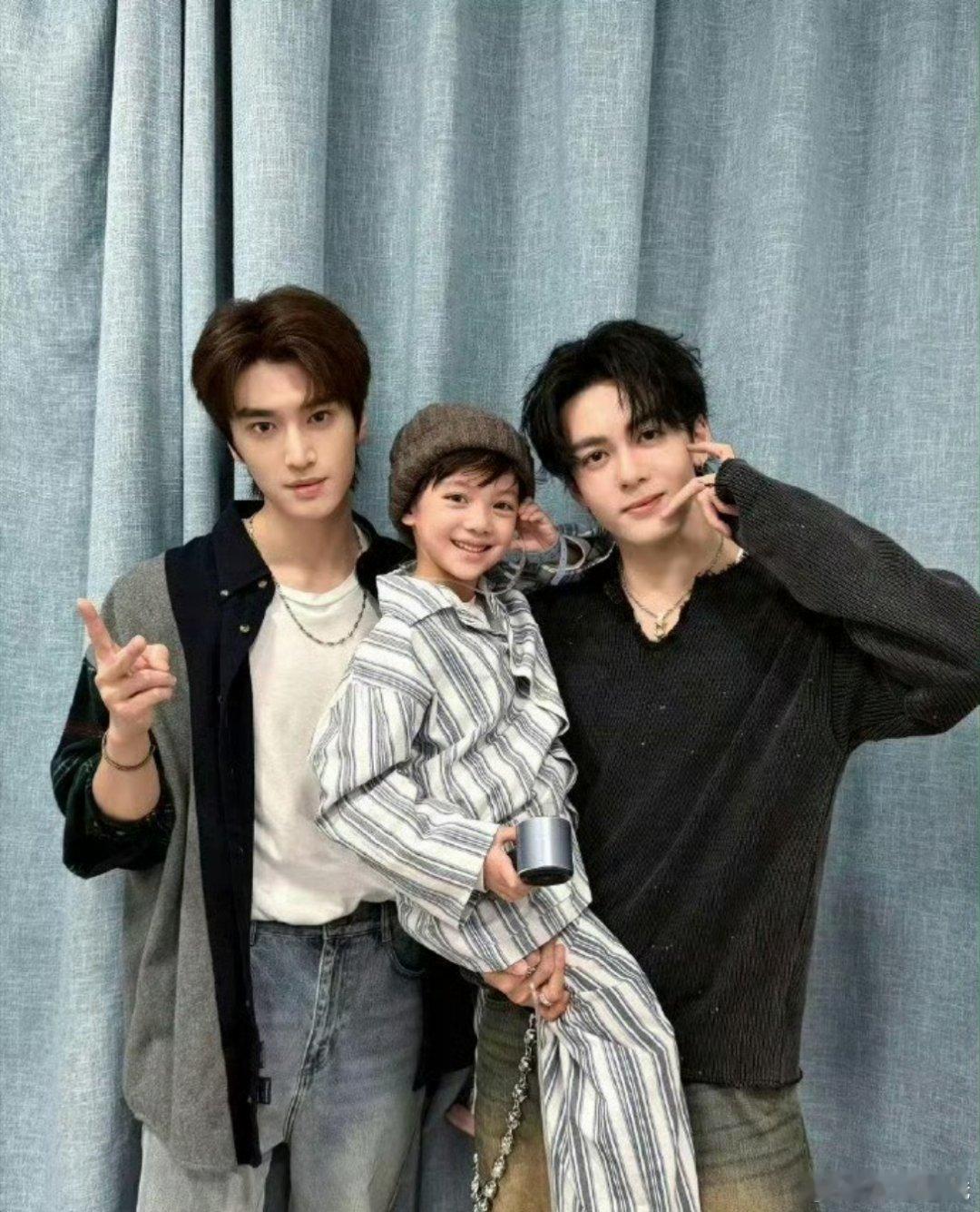 仅凭一张图就看到了cp感[捂眼睛][捂眼睛]这张图真的有一家三口那味儿了（bushi[手