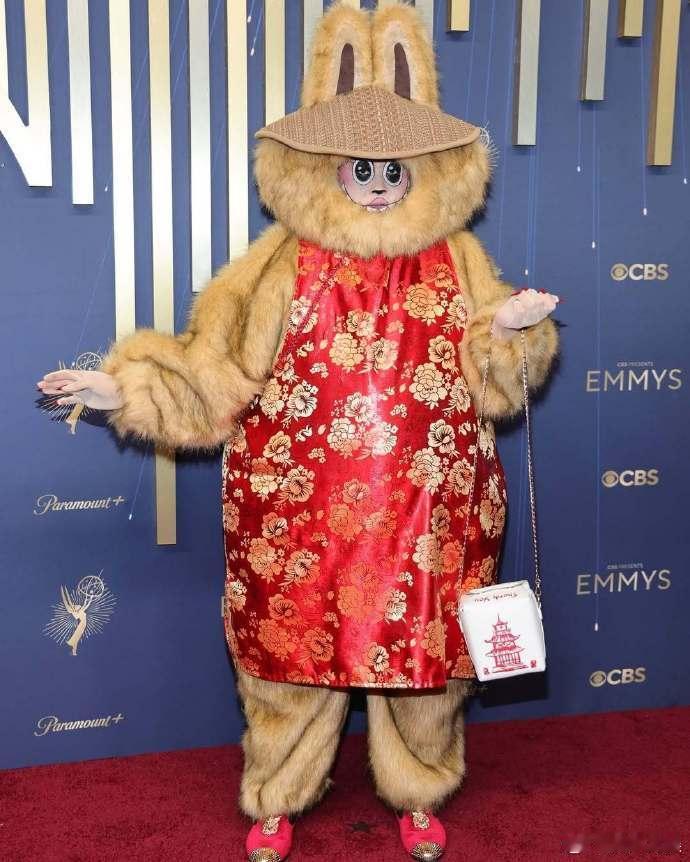 Lisa和真人labubu合照Lisa和人形labubu合照惊喜时刻！Lisa