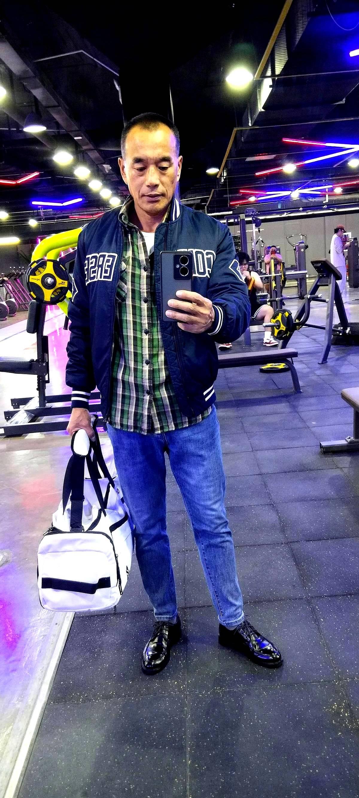 “药量减半？你怕不是被保健品推销洗脑了。”老周把体检报告拍在桌上，收缩压从1