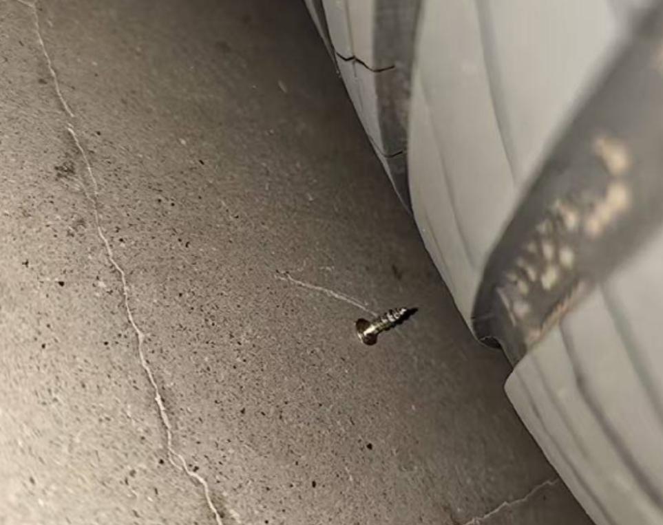 四川成都，男子在车库发现一辆车挡住自己的车了，就提醒对方挪车，结果第二天，他发现