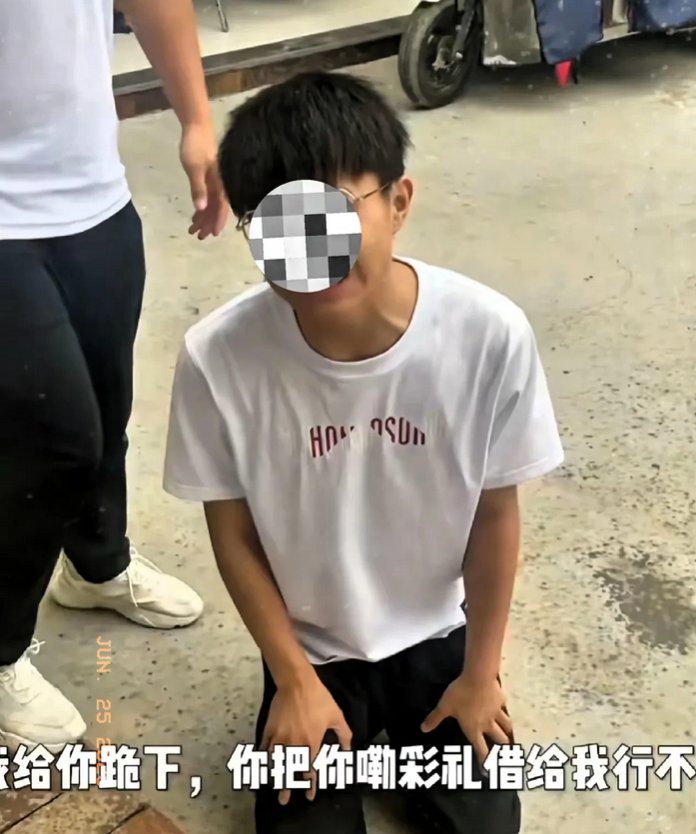 20岁的弟弟欠了一屁股外债，向姐姐借结婚的彩礼钱，姐姐也刚收到订婚的彩礼钱。弟弟