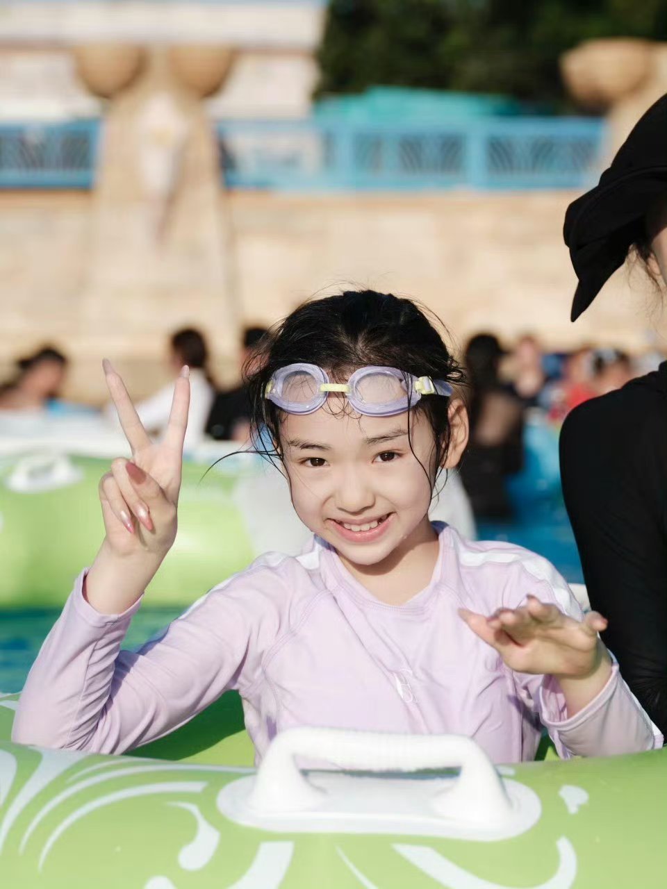 小酒窝做了长美甲爱美之心人皆有之，怎么小女孩做个美甲也要评判一下呀