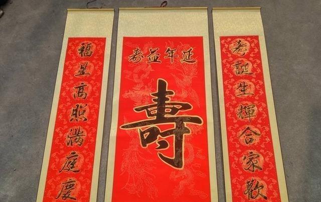 古时，一寡妇出上联：“一人一碗一口锅！”谁知，一个书生轻松对出千古绝对，惹得寡妇