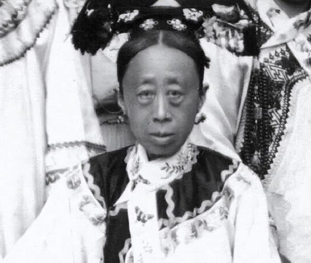 有一次，慈禧在东暖阁召见恭亲王奕?议事，由于说话时间太长，奕?端起面前的茶便喝了