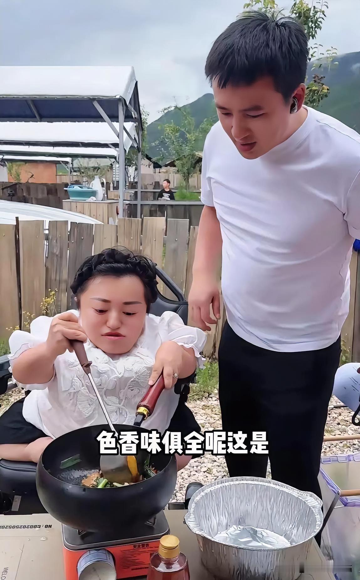 李喜梅亲自下厨这事儿太暖心啦！她第一次为家人做菜，爆炒猪肝……她为大双和孩子