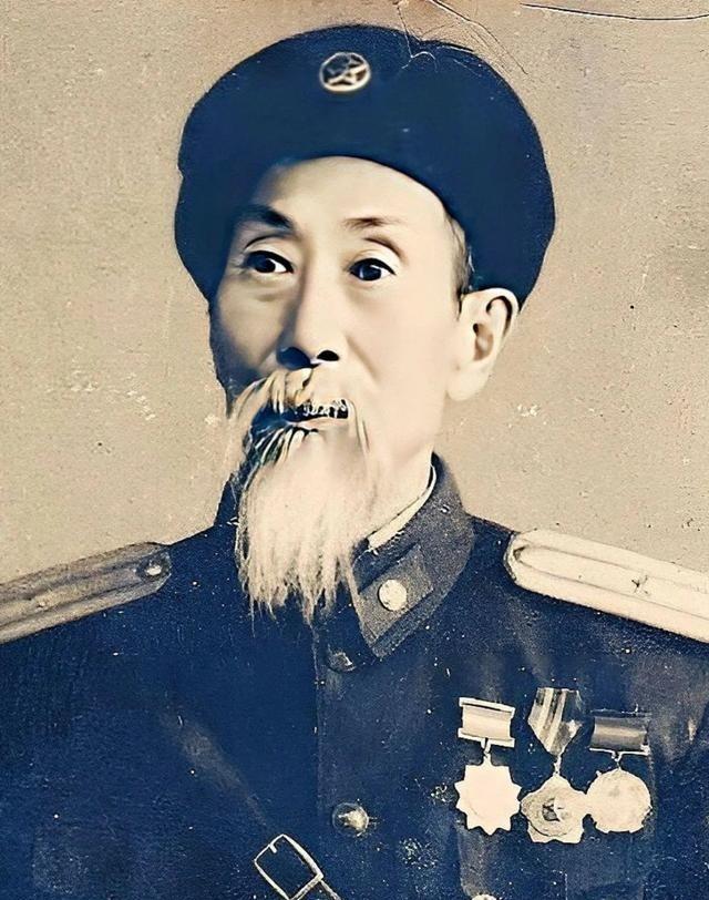 1955年大授衔，77岁老人坚决不肯刮掉自己的大胡子，有关人员很是无奈，只能汇报