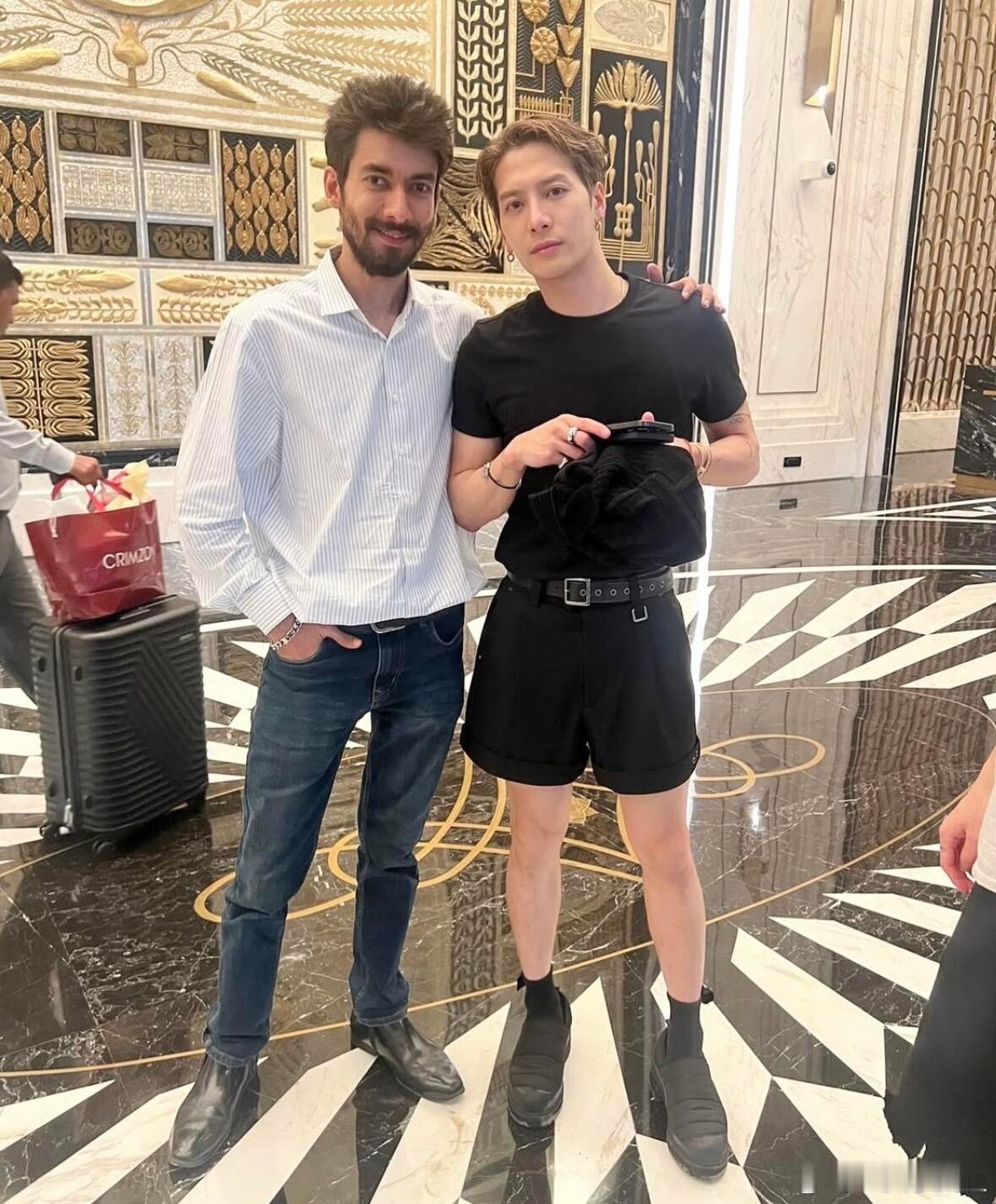 woc穿短裤的王嘉尔...美腿🫣王嘉尔​​​