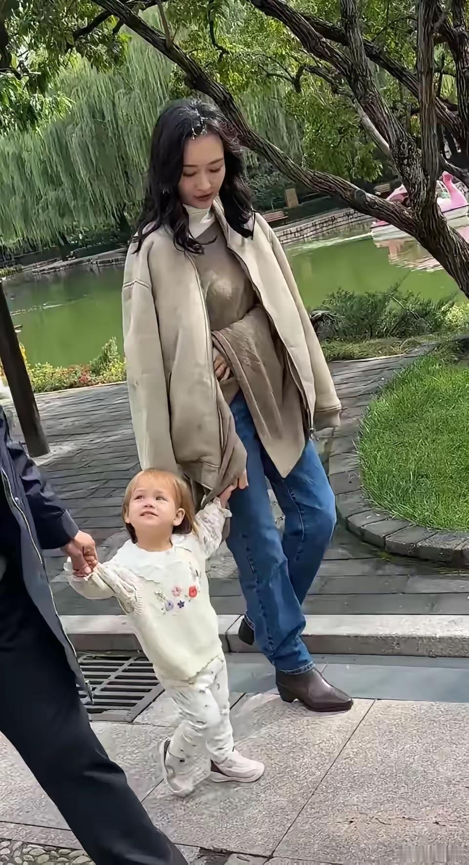 王鸥带女儿逛公园，孩子真容曝光王鸥带着孩子逛公园时间真的过的快孩子都长这么大了蹦