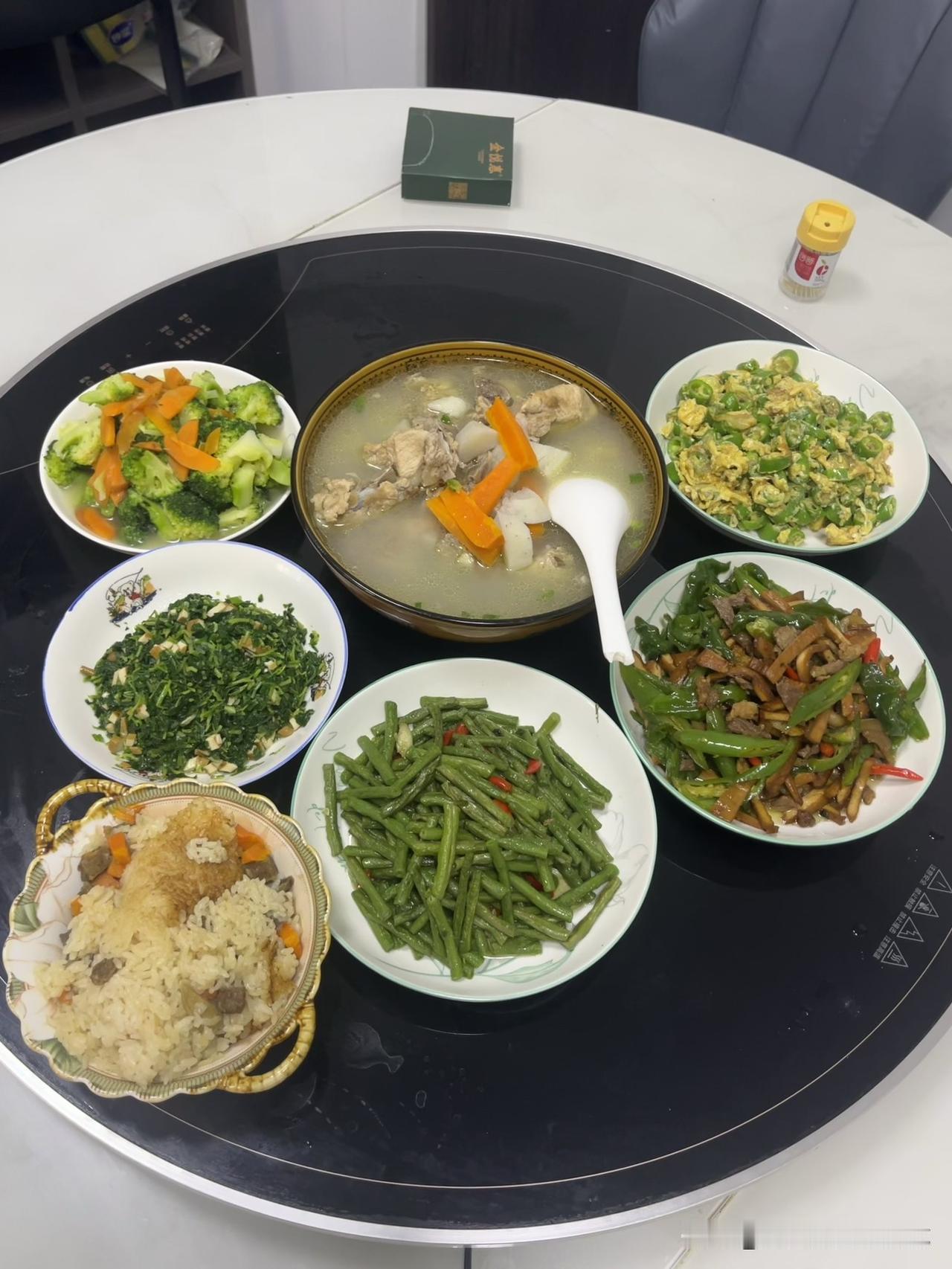 来公司烧饭已24天，从最初的慌张忙碌，到现在井井有条，还不是想象中的难。记得