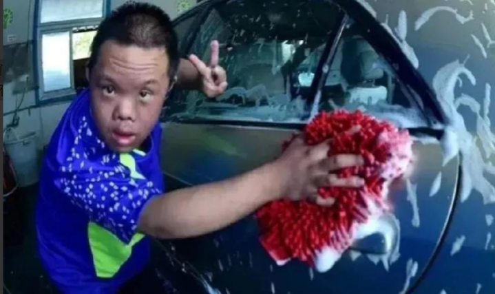 深圳一家洗车行老板雇佣了16名脑瘫儿洗车，3年总收入高达120多万，可是老板却一