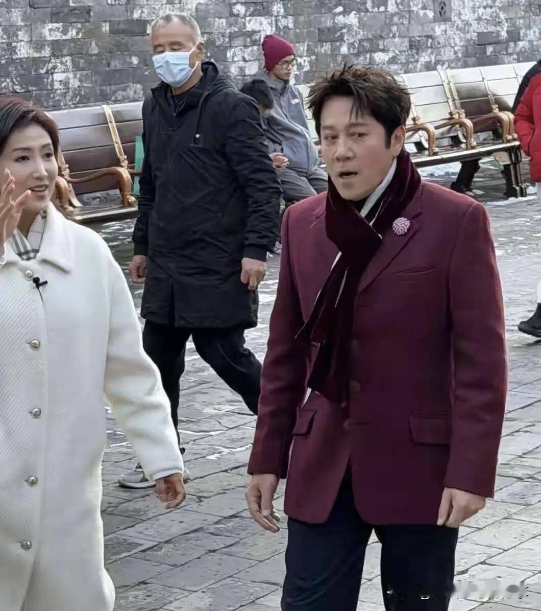 穿深红西装外套的这个男明星，年轻的时候是多么的帅气，他当时的颜值高，是英俊的一个
