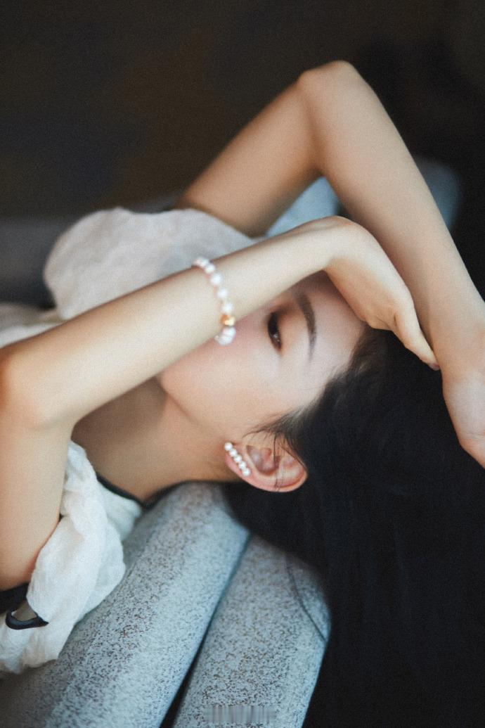 章若楠光影间，美妙梦境倏忽变幻章若楠