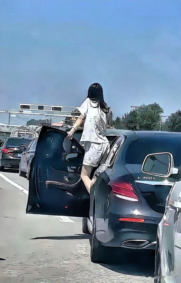 奔驰上的“睡衣姐”火了，但她戳中的不是豪车也不是真丝睡衣，而是高速堵车时的那