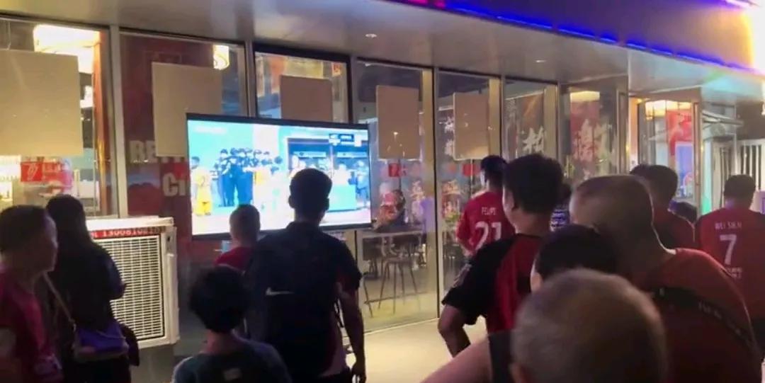 成都蓉城球迷是真喜欢云南玉昆！蓉城和国安比赛刚结束，频道马上调到云南玉昆，关心玉