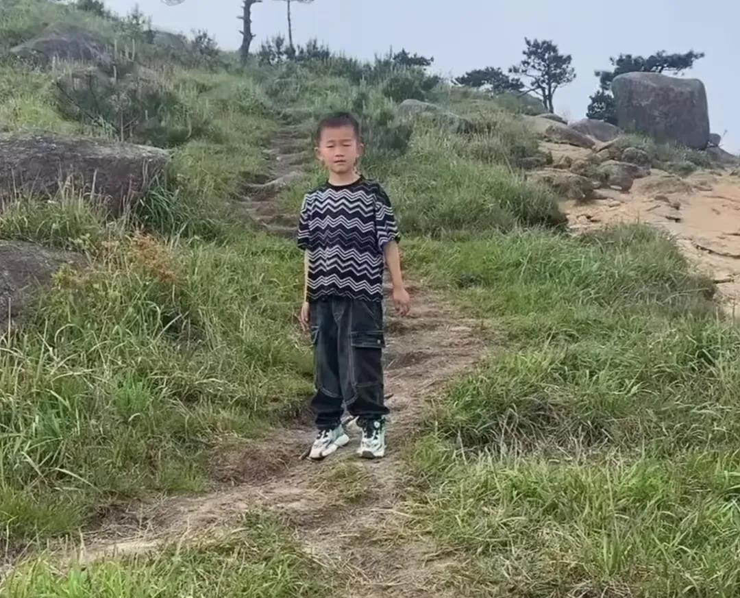 这个爬山失联50多天的小男孩找到了，遗憾的是，找到的是一具尸体。这个福建小男孩