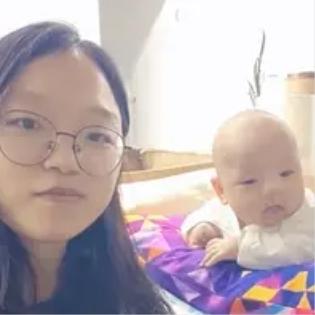 破防了！广东深圳，一二胎宝妈还在休产假，因家中没有老人帮忙、养育两个孩子开销太大
