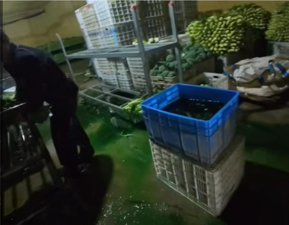 不重刑不足以平民愤！甲醛白菜的事，刚过不久。甘肃榆中又被爆出染色莴笋。这些商户
