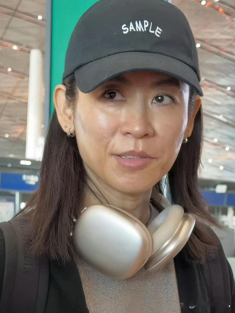 已是五十五岁的宣萱，直面原生素颜模样，脱离美颜滤镜加持，真实状态尽显自然韵味。