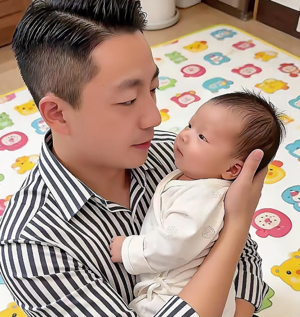 一张汪小菲怀抱新生儿的照片引发热议画面中，他穿着简约的条纹衬衫，动作轻柔地托着