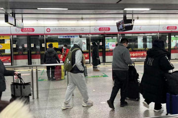 必须严惩！浙江杭州，一女生坐地铁时被老人求助，对方说不会买票让她帮忙，女生就帮忙