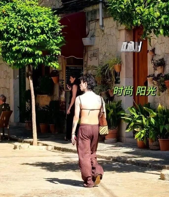 庾澄庆与伊能静的儿子恩利在欧洲被人偶然碰见了，就穿着个肚兜出门，这一身穿搭可真是