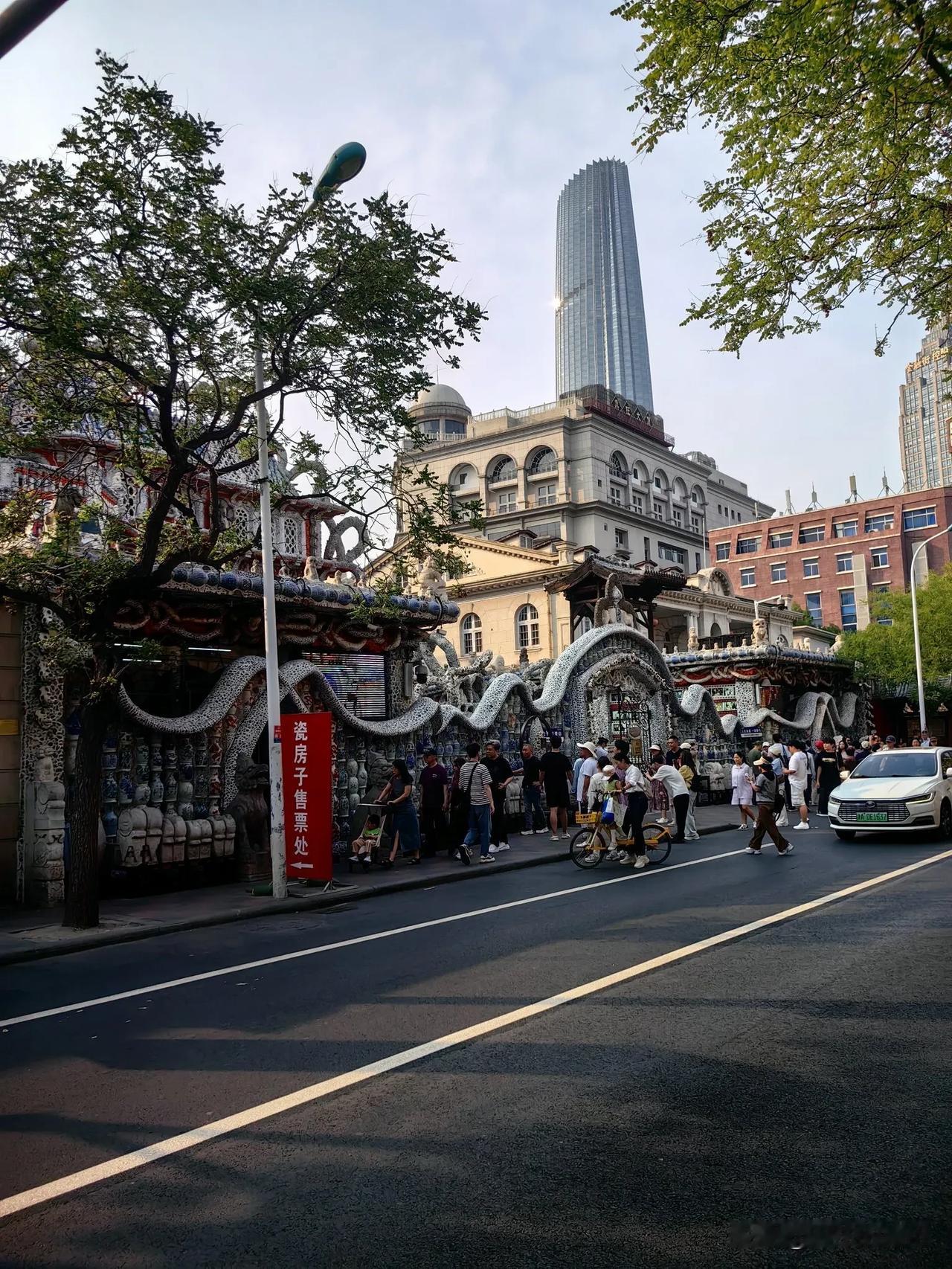 天津五大道上的瓷房子如今成了网红打卡点。瓷房子原来是一座民国期间建的法式小洋楼，