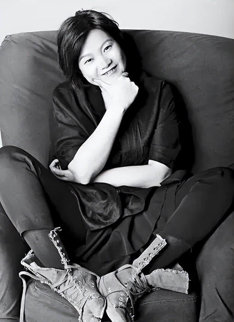 陈凯歌的前妻是洪晃。在电影圈里，陈凯歌的名字如雷贯耳，可谁能想到他的前妻竟是财