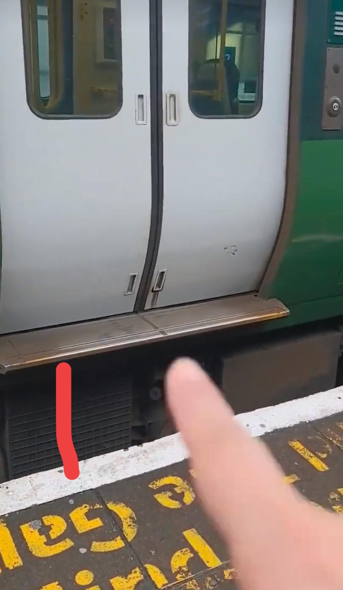 西方文明的火车，距离地面目测20多厘米，腿脚不方便的人都不知道怎么蹦上去，在西方