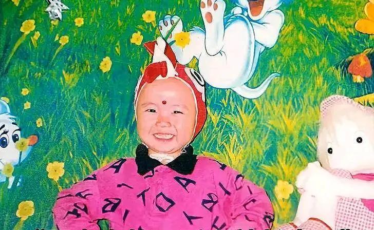 看了彭聪聪小时候的照片，你就会知道，人贩子眼光真不是盖的，被拐走的小孩，