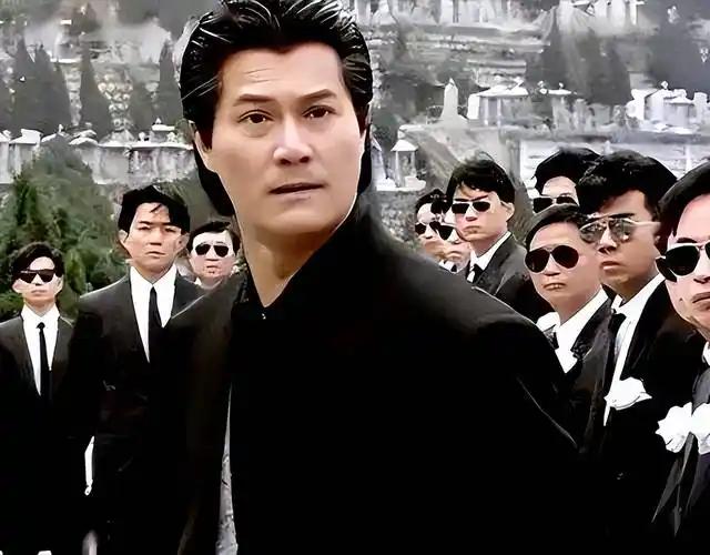 2008年，邓光荣在沈殿霞葬礼上只说了一句话就撕碎了郑少秋的体面。 更让人没