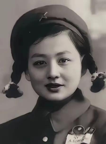 1953年，一位年轻的女志愿军战士在回国途中途经沈阳，趁着换乘的间隙，她走进了一