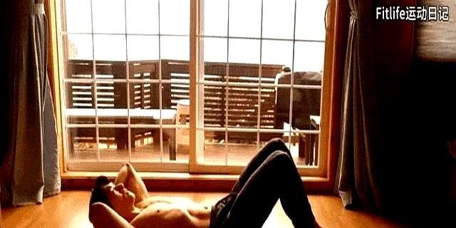 “每天200个卷腹，肚子却像充了气的游泳圈。”健身群里有人甩出这句话，瞬间刷屏。