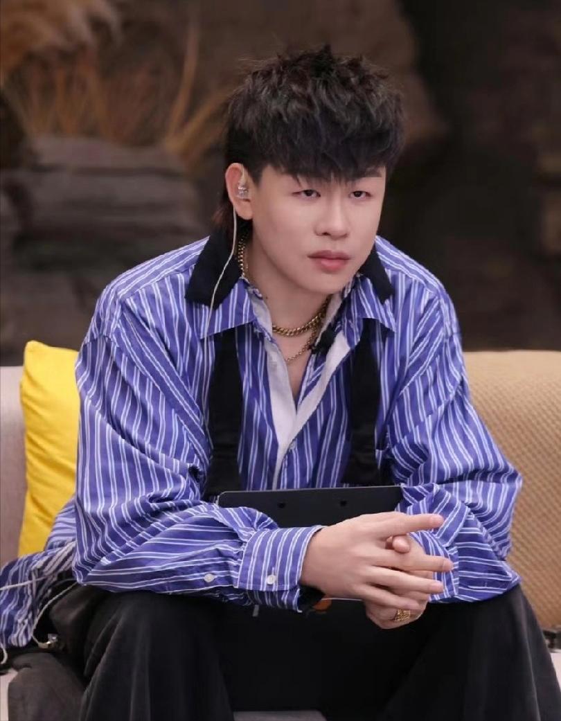 42岁胡彦斌在镜头前哽咽，说这辈子最大的亏欠，是亲手放走了章龄之，当年他24岁，