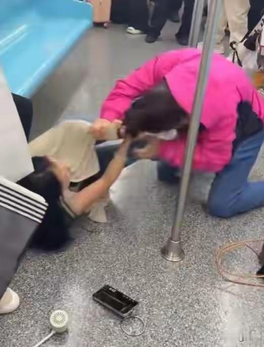 上海地铁上这个66岁大妈打起架来比32岁的女子还猛有这个体力还要求人家让座，