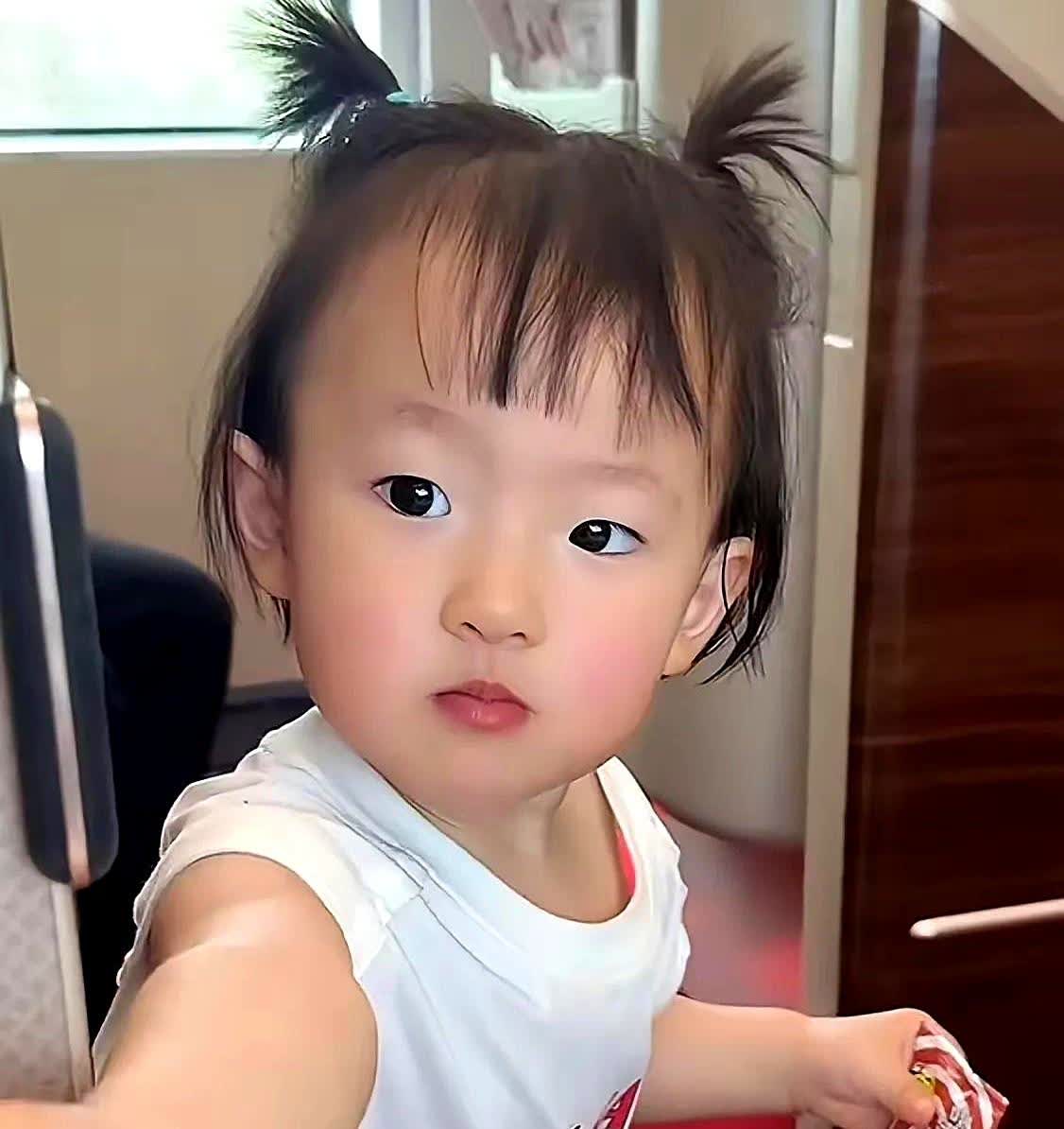 黄一鸣在网上公开说王思聪在乎她，因为她给他生了个孩子，王思聪没反驳，更没