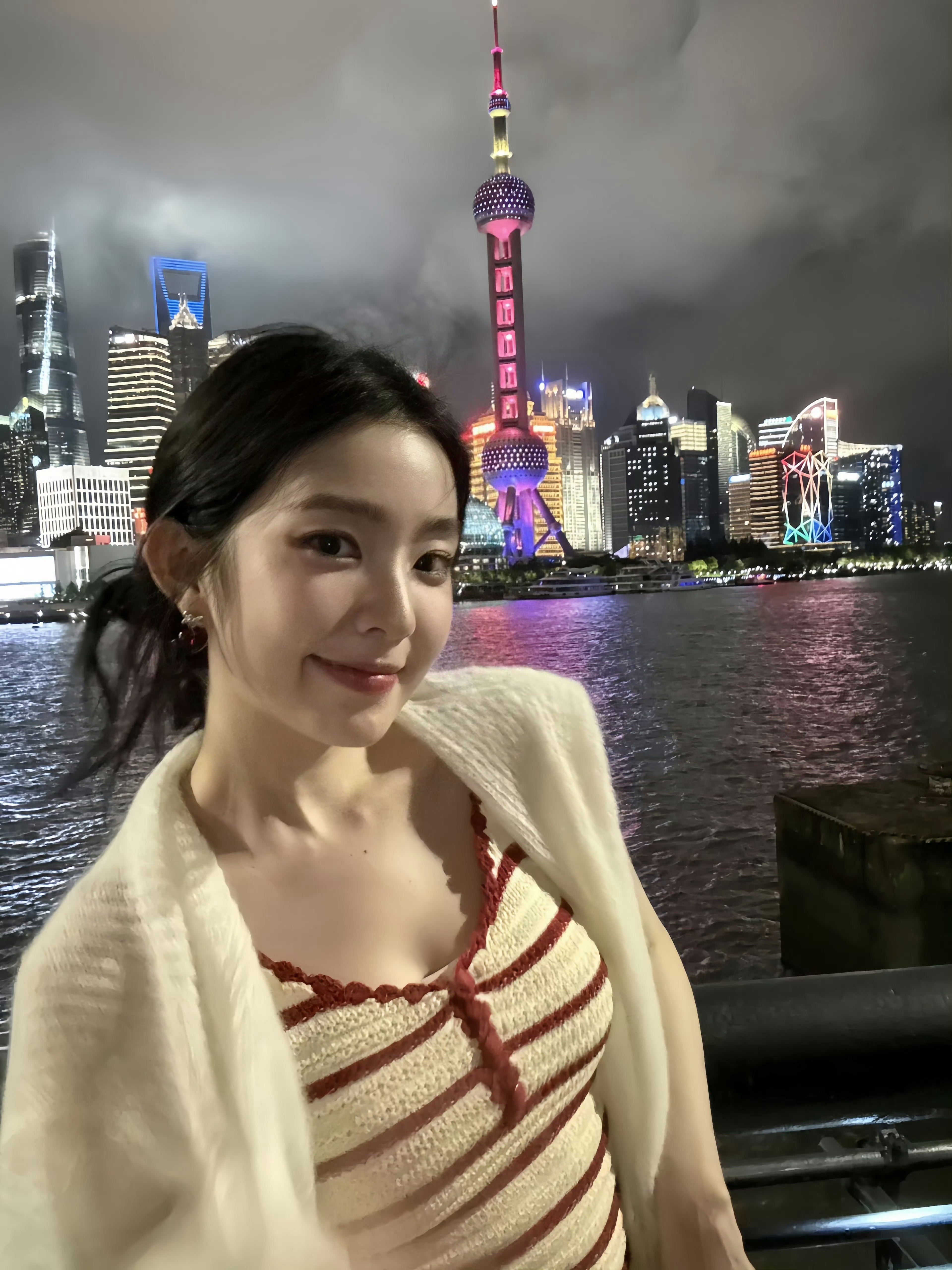 果然美人的作用就是辐射周围的一切从没觉得东方明珠这么美过….