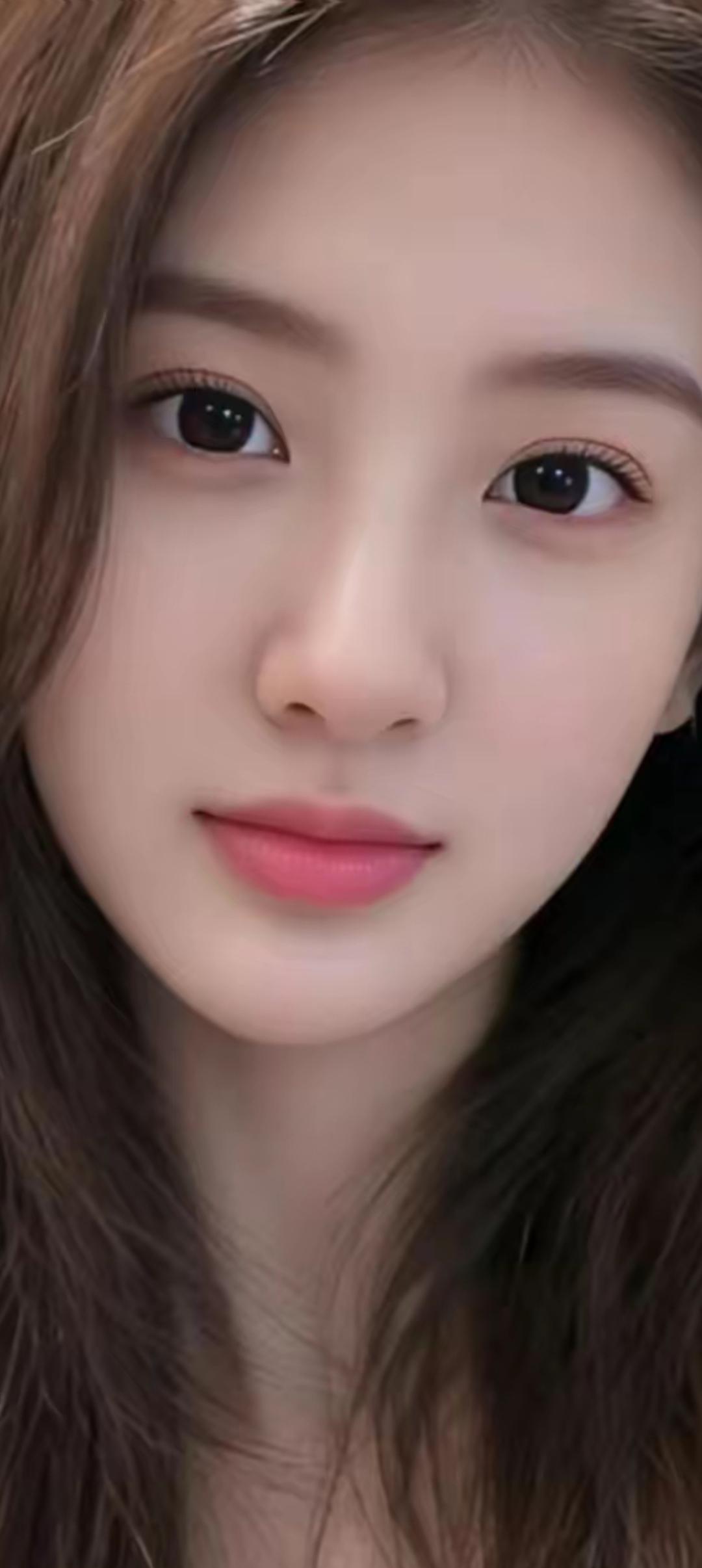 温柔眼眸，自然妆容，清新可人