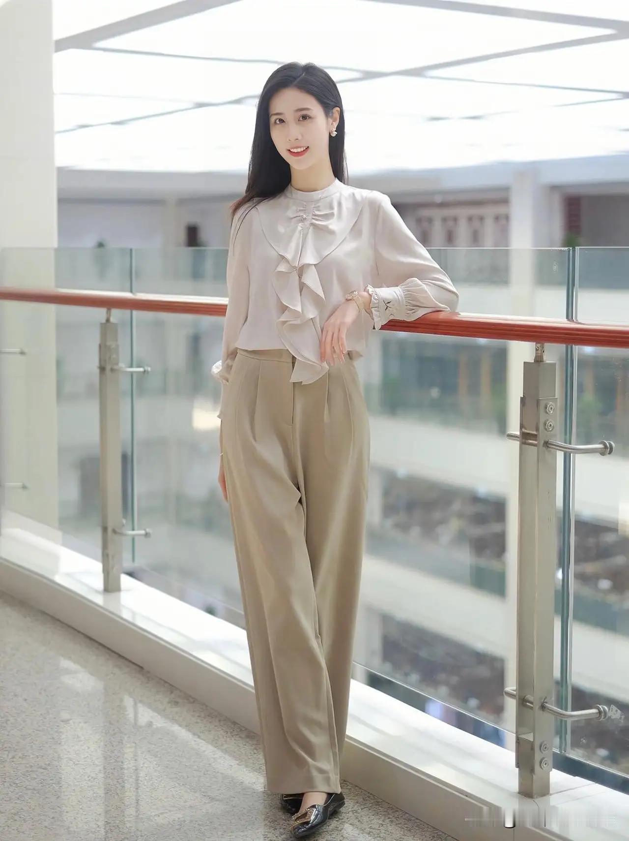 窗明几净，风华正茂。