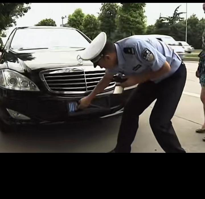 谭警官大家都还记得吧？是治理交通违法行为的网红交警。当他查了这位女子车后，下午就