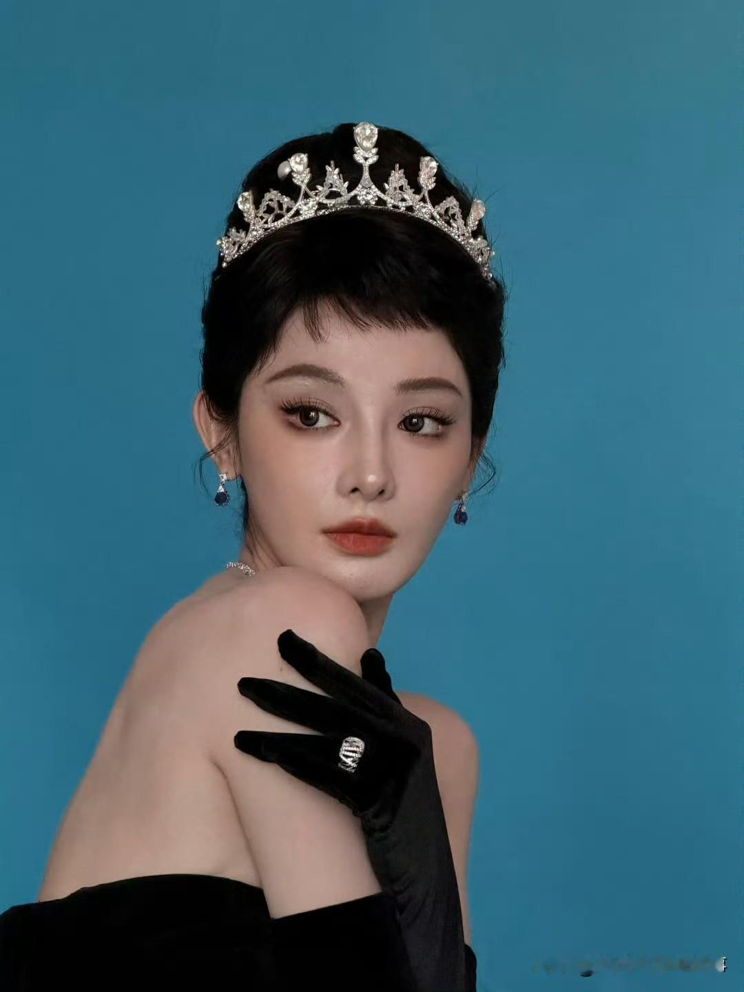 彭小苒这波国剧盛典赫本风造型，先夸一句造型和身材真的没得挑！仪态也是稳稳在线，往