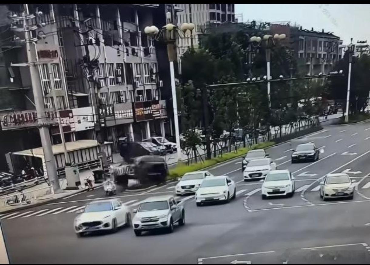 安徽广德车祸肇事方尚未道歉好好在路口等红灯的母子三人，平白遭了这场横祸，换谁能接