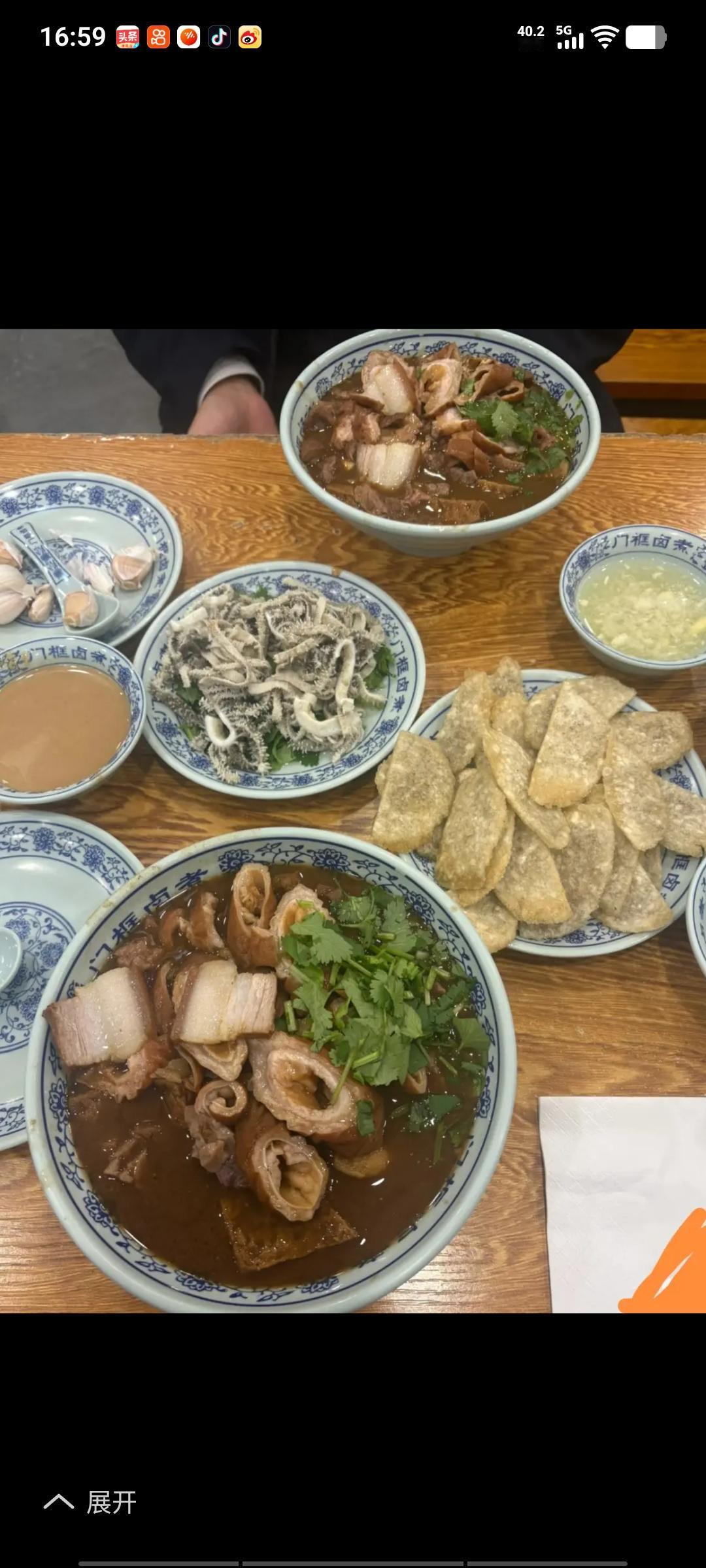 有外地朋友爆料，去北京看老朋友，结果被安排去了一家卤煮店，吃的很不习惯，卤煮非常