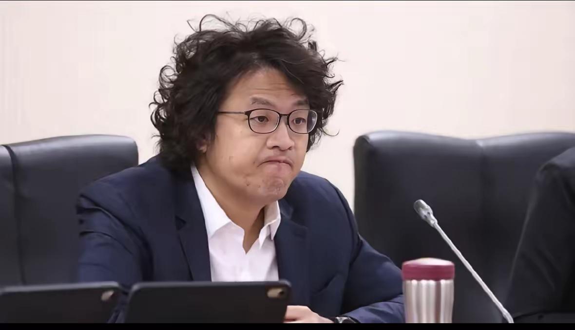 台独分子沈伯洋,终于知道害怕了。根据台湾知情人士透露,最近几天,他到处找人给他分