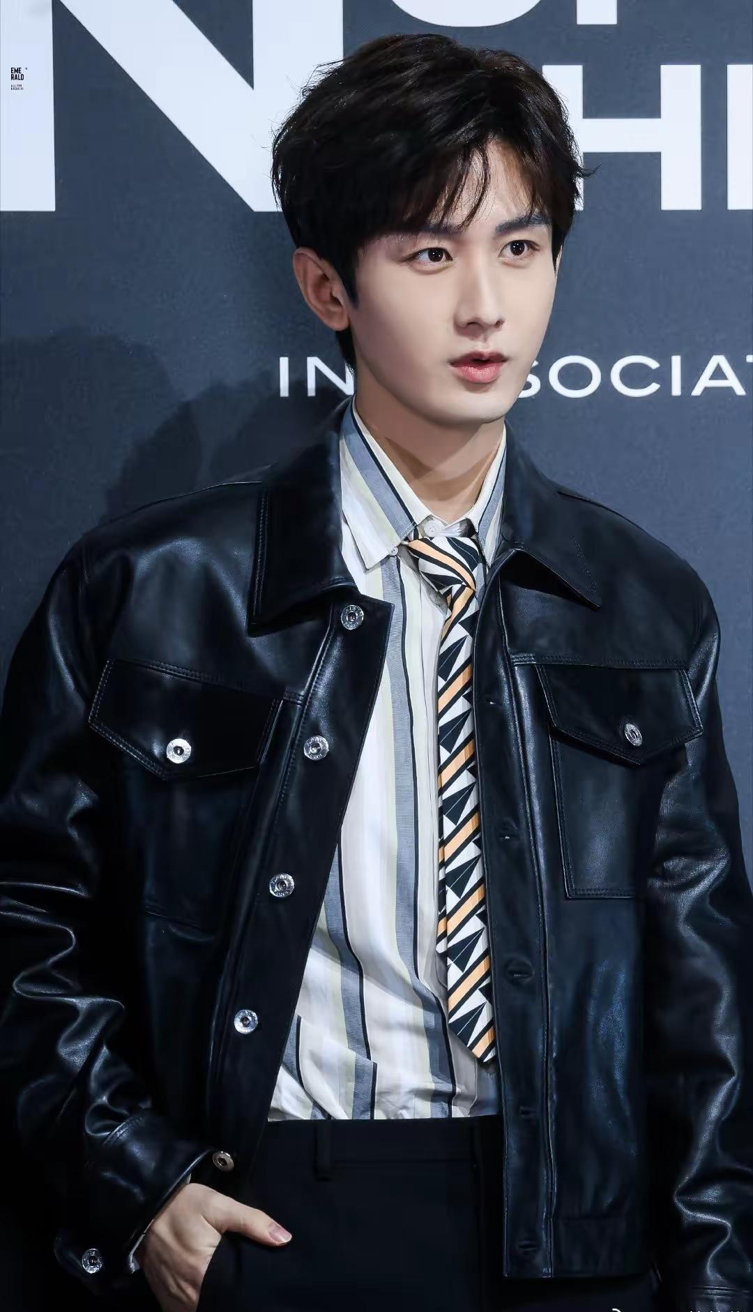 E哥钟情于皮衣不少活动中都能看到他身着黑色皮夹克亮相加之他看似清瘦的身材穿