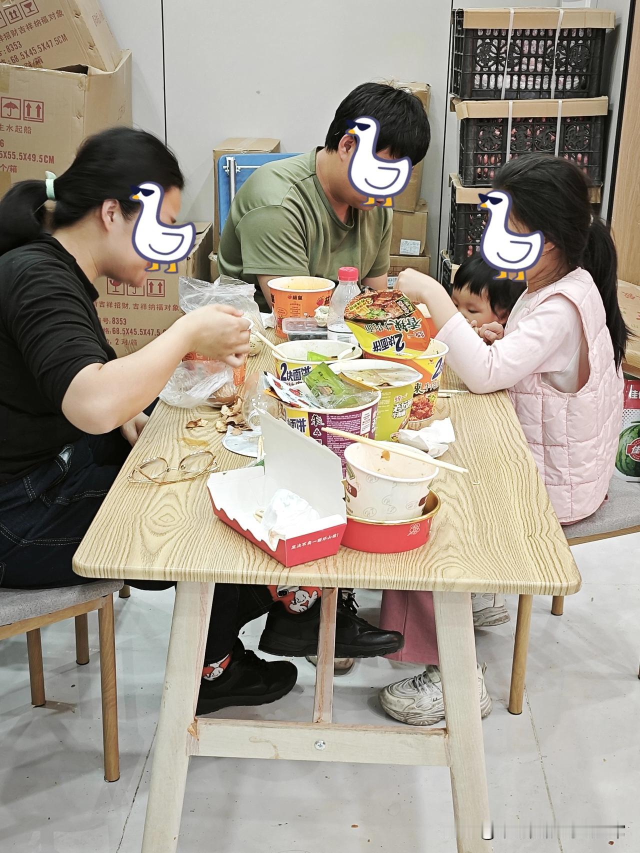 为什么中国人出行全是吃垃圾泡面!在高速服务区歇脚，一进餐厅差点被泡面味呛到