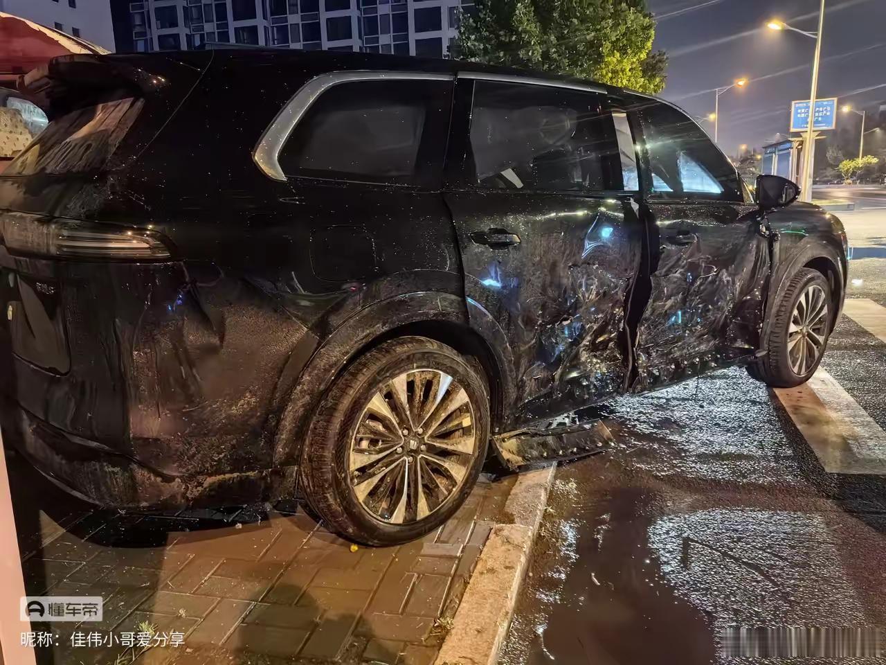 奥迪A4L严肃拷问华境S的侧碰撞安全性。从奥迪的溃缩程度来看，撞击时速至少60k